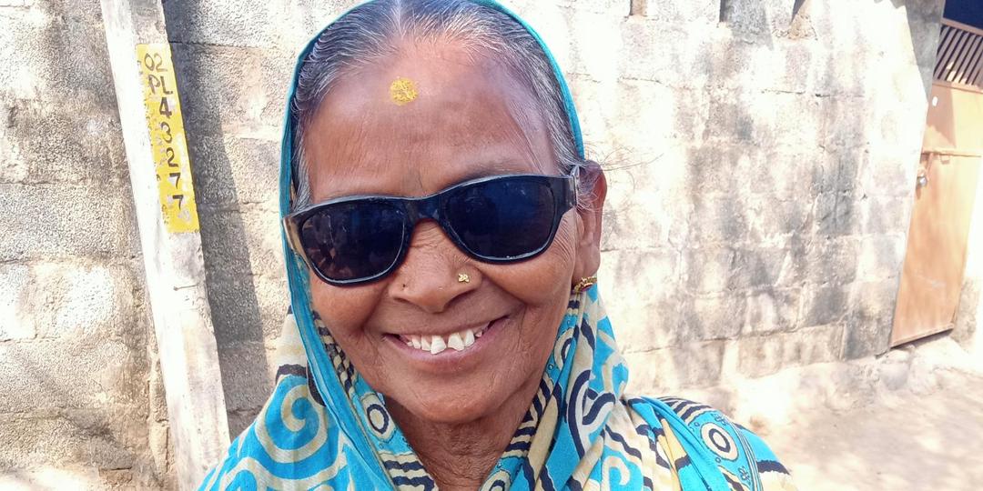 traditionelle gekleidete Frau aus Indien mit großer Sonnenbrille